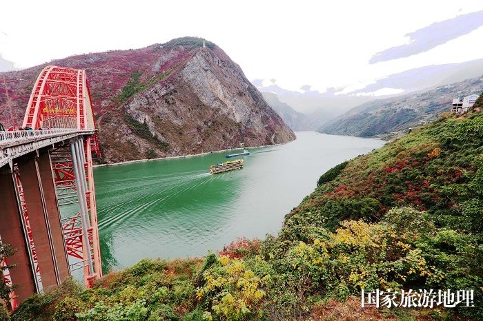 图7：客货争流在多彩三峡黄金水道。2023年12月11日，摄于重庆巫山巫峡。唐金生