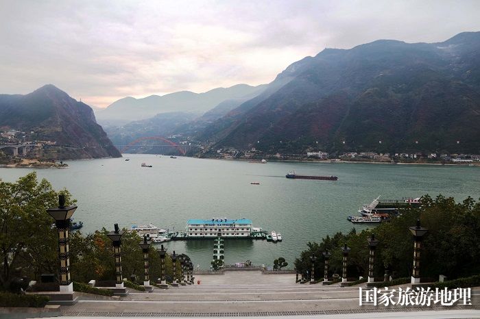 图8：多彩高峡平湖物流繁忙。2023年12月12日，。摄于重庆巫山长江大宁湖。唐金生
