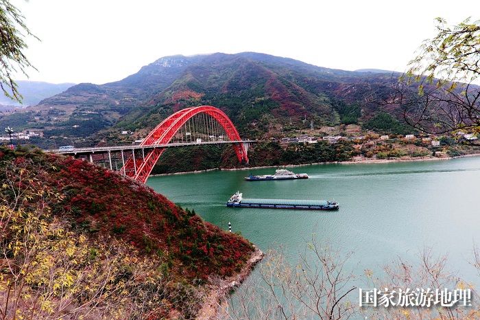 图10：物流船进出壮丽巫峡。2023年12月11日，摄于重庆巫山巫峡西口。唐金生