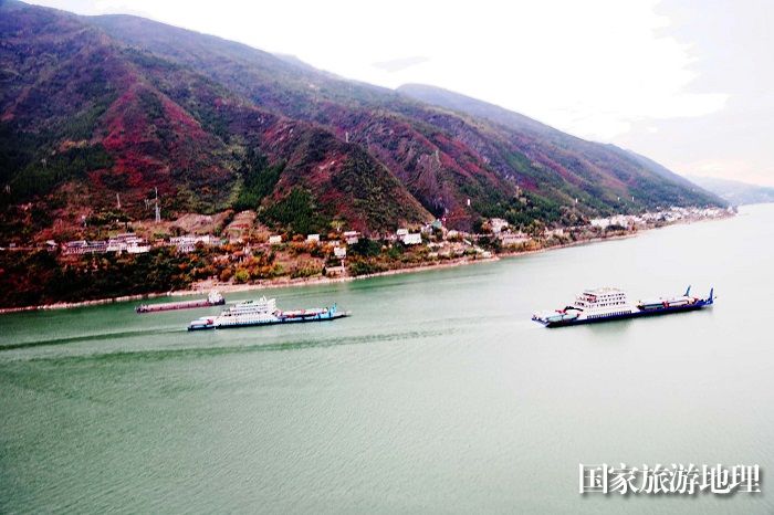 图13：三艘货运争流在美丽的高峡平湖。2023年12月11日，摄于重庆巫山长江段。唐金生