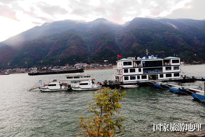 图15：中国渔政保护长江鱼类和三峡航道安全。2023年12月12日，摄于重庆巫山港。唐金生