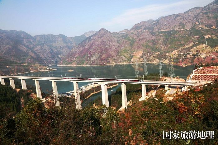 图3：高铁动车运行在“天下绝景”5A级景区小三峡琵琶湖大挢。2023年12月9日，摄于重庆巫山小三峡。唐金生