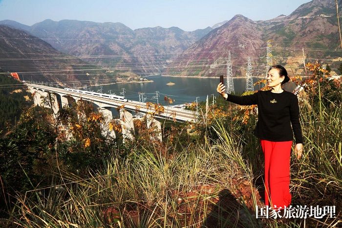图4：游客兴高彩烈般拍摄高铁动车运行中的壮丽美景。2023年12月9日，摄于重庆巫山小三峡。唐金生