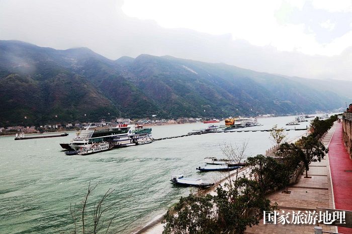 图1：三峡黄金水道巫山港区九码头风光如画航运兴旺。2023年12月14日，摄于重庆巫山港区。唐金生
