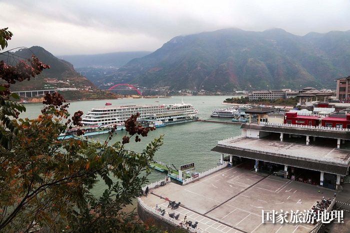 图2：三峡黄金水道巫山港区豪华游轮泊于小三峡旅游码头。2023年12月14日，摄于重庆巫山港区。唐金生