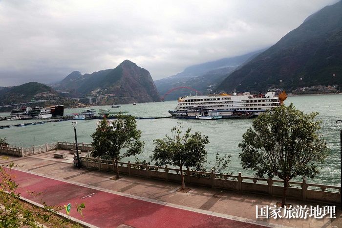 图5：三峡黄金水道4艘游轮泊巫山港赏红叶。2023年12月14日，摄于重庆巫山巫峡口。唐金生