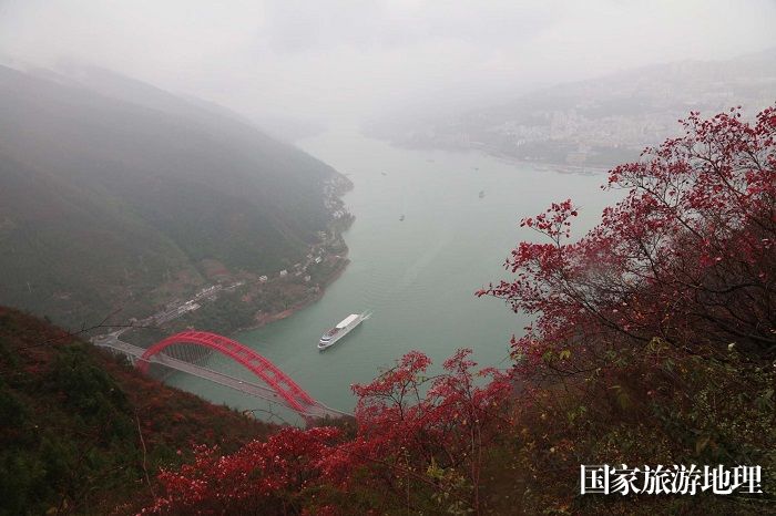 图6：三峡黄金水道豪华游轮游高峡平湖赏巫山红叶。2023年12月15日，摄于重庆巫山巫峡口。唐金生