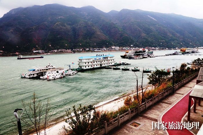 图9：三峡黄金水道中国海事履职尽责确保水域航运安全。2023年12月14日，摄于重庆巫山港。唐金生