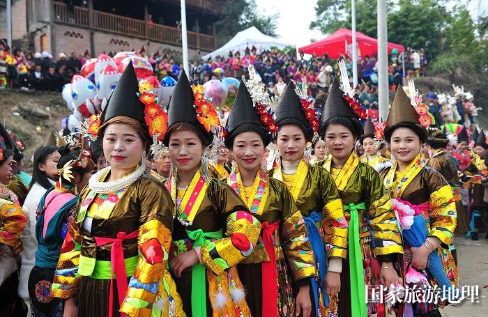2023年12月21日，身着盛装的苗族群众在州省从江县斗里镇马安村参加欢庆芦笙节活动。 (7)