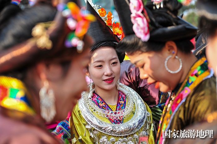2023年12月21日，身着盛装的苗族群众在州省从江县斗里镇马安村参加欢庆芦笙节活动。 (10)