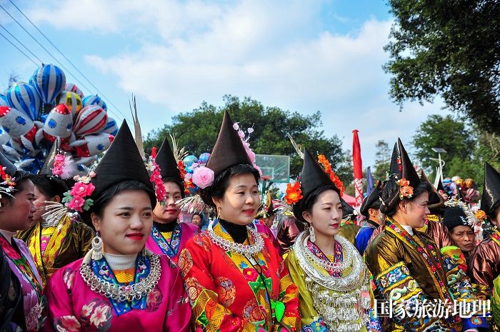 2023年12月21日，身着盛装的苗族群众在州省从江县斗里镇马安村参加欢庆芦笙节活动。 (11)