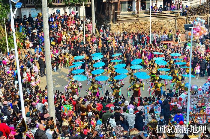 2023年12月21日，身着盛装的苗族群众在州省从江县斗里镇马安村参加欢庆芦笙节活动。 (13)