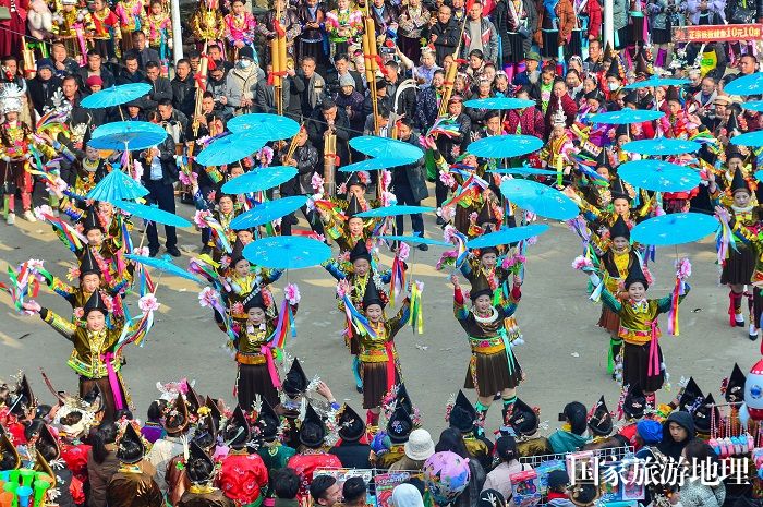 2023年12月21日，身着盛装的苗族群众在州省从江县斗里镇马安村参加欢庆芦笙节活动。 (14)