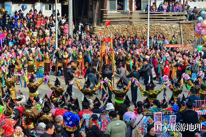 2023年12月21日，身着盛装的苗族群众在州省从江县斗里镇马安村参加欢庆芦笙节活动。 (15)