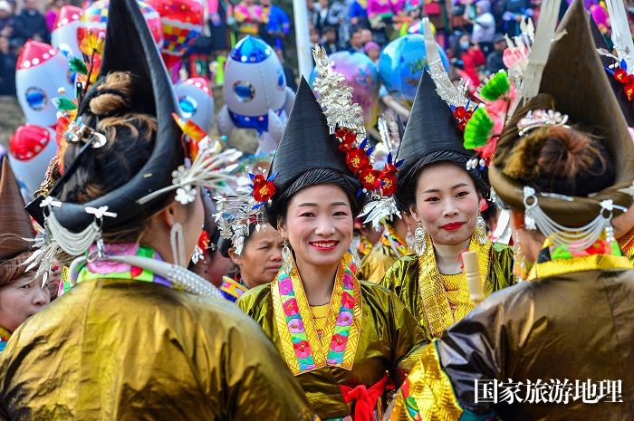 2023年12月21日，身着盛装的苗族群众在州省从江县斗里镇马安村参加欢庆芦笙节活动。 (16)