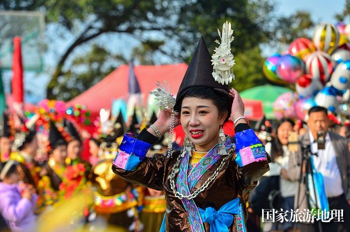 2023年12月21日，身着盛装的苗族群众在州省从江县斗里镇马安村参加欢庆芦笙节活动。 (17)