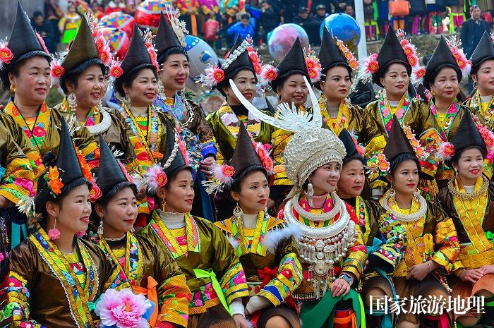 2023年12月21日，身着盛装的苗族群众在州省从江县斗里镇马安村参加欢庆芦笙节活动。 (18)