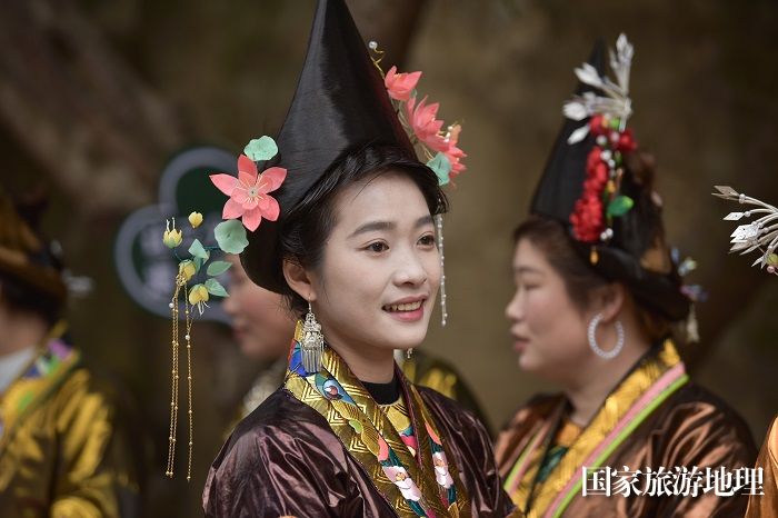 2023年12月13日，在贵州省从江县斗里镇台里村,身着盛装的苗族群众在参加一年一度的芦笙节活动。2