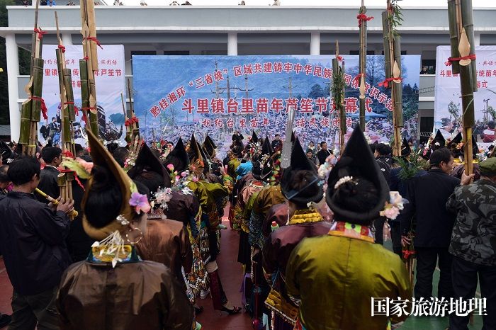 2023年12月13日，在贵州省从江县斗里镇台里村,身着盛装的苗族群众在参加一年一度的芦笙节活动。5