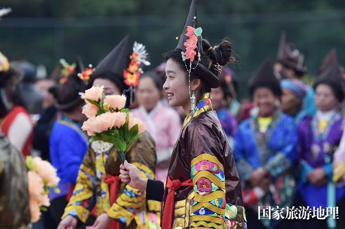2023年12月13日，在贵州省黔东南苗族侗族自治州从江县斗里镇台里村，身着盛装的苗族同胞在跳芦笙舞。
