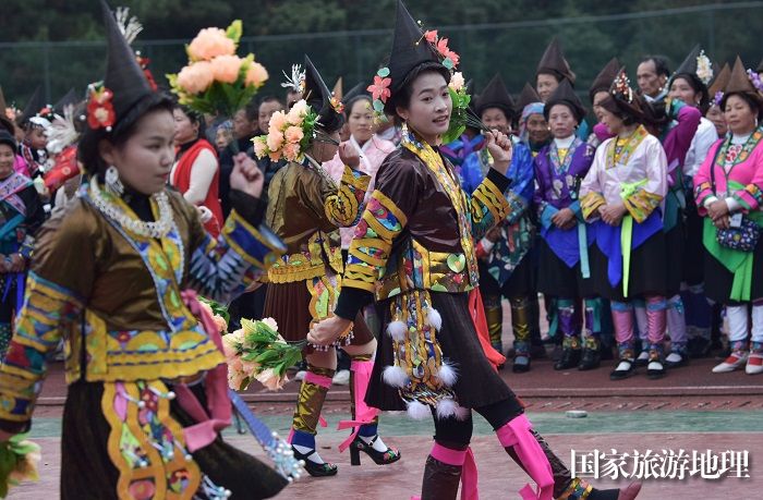 2023年12月13日，在贵州省黔东南苗族侗族自治州从江县斗里镇台里村，身着盛装的苗族同胞在跳芦笙舞。2