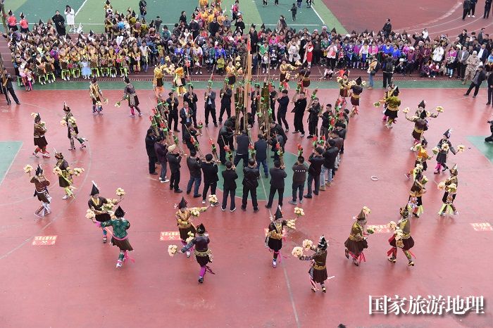 2023年12月13日，在贵州省黔东南苗族侗族自治州从江县斗里镇台里村，身着盛装的苗族同胞在跳芦笙舞。5