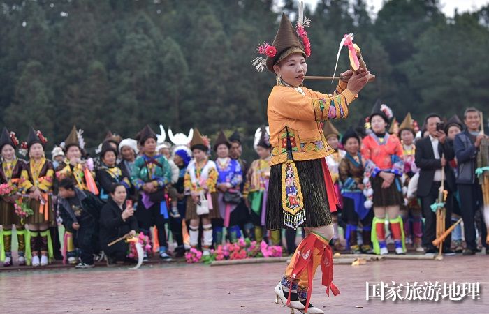 2023年12月13日，在贵州省黔东南苗族侗族自治州从江县斗里镇台里村，身着盛装的苗族同胞在跳芦笙舞。6