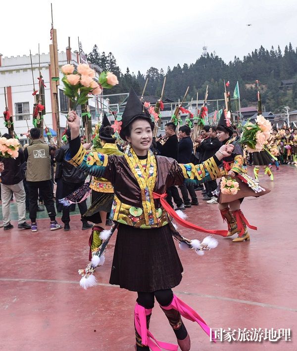 2023年12月13日，在贵州省黔东南苗族侗族自治州从江县斗里镇台里村，身着盛装的苗族同胞在跳芦笙舞。7