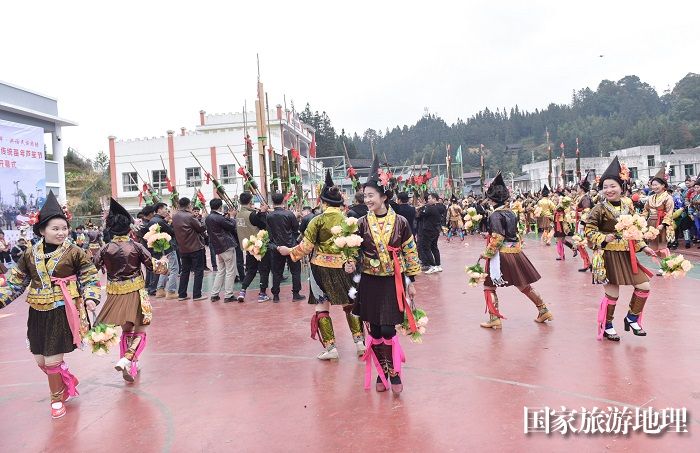 2023年12月13日，在贵州省黔东南苗族侗族自治州从江县斗里镇台里村，身着盛装的苗族同胞在跳芦笙舞。8