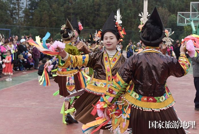 2023年12月13日，在贵州省黔东南苗族侗族自治州从江县斗里镇台里村，身着盛装的苗族同胞在跳芦笙舞。10