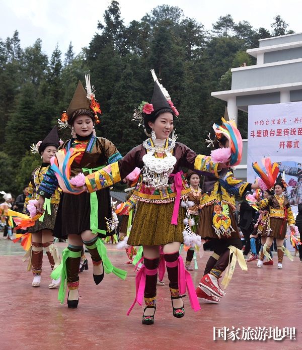 2023年12月13日，在贵州省黔东南苗族侗族自治州从江县斗里镇台里村，身着盛装的苗族同胞在跳芦笙舞。11