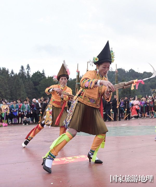 2023年12月13日，在贵州省黔东南苗族侗族自治州从江县斗里镇台里村，身着盛装的苗族同胞在跳芦笙舞。12