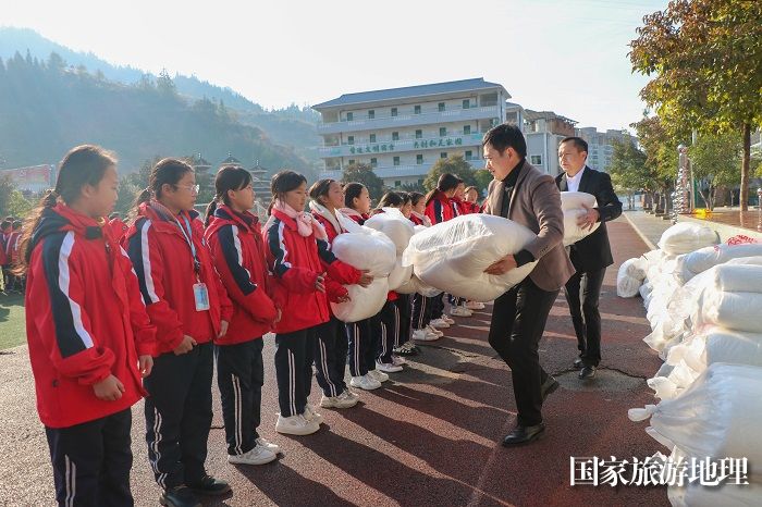 12月25日，从江县爱心人士赖志斌一行到从江县城关第四小学开展“冬送温暖”爱心棉被捐赠活动。 (1)
