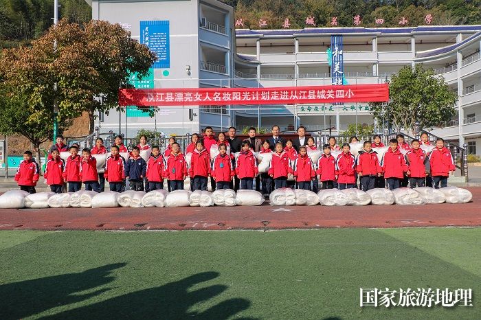 12月25日，从江县爱心人士赖志斌一行到从江县城关第四小学开展“冬送温暖”爱心棉被捐赠活动。 (2)