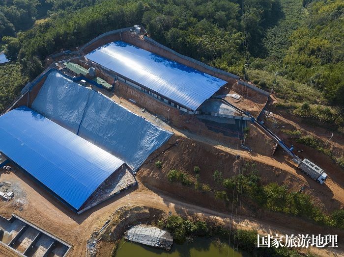 5、2023年12月27日，工作人员在广西梧州市万秀区夏郢镇生态猪养殖场利用专用通道把猪仔赶进猪舍安家。（何华文）