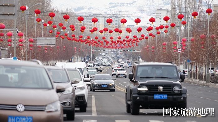 元旦临近，新疆阿勒泰地区阿勒泰市一主街道挂起了红灯笼。 (1)