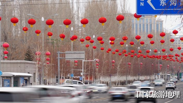 元旦临近，新疆阿勒泰地区阿勒泰市一主街道挂起了红灯笼。 (2)