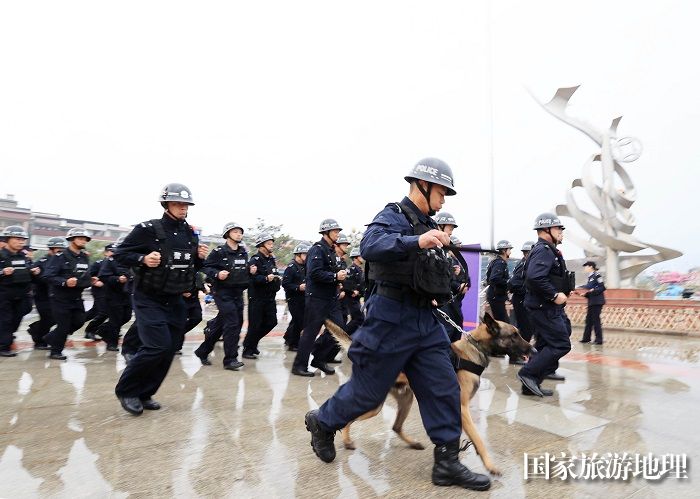 图15：1月7日，在广西柳州市融安县长安广场，公安民警在进行应急处突演练表演。（谭凯兴 摄）