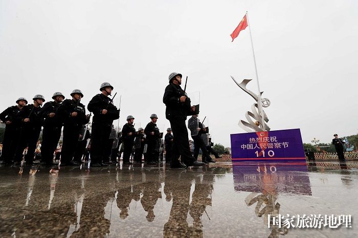 图16：1月7日，在广西柳州市融安县长安广场，参加警务技能展演的民警整齐列队参加表演。（谭凯兴 摄）