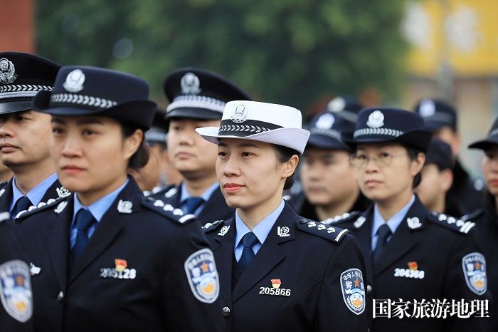 图17：1月7日，在广西柳州市融安县长安广场，女民警警容严整参加警营开放日活动。（谭凯兴 摄）