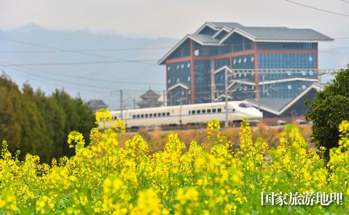 2024年1月9日，一列动车组列车在贵州省黔东南苗族侗族自治州从江县境内行驶。 (10)