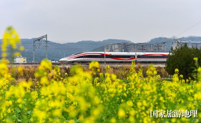 2024年1月9日，一列动车组列车在贵州省黔东南苗族侗族自治州从江县境内行驶。 (15)