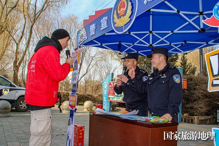 民警正在与群众互动。