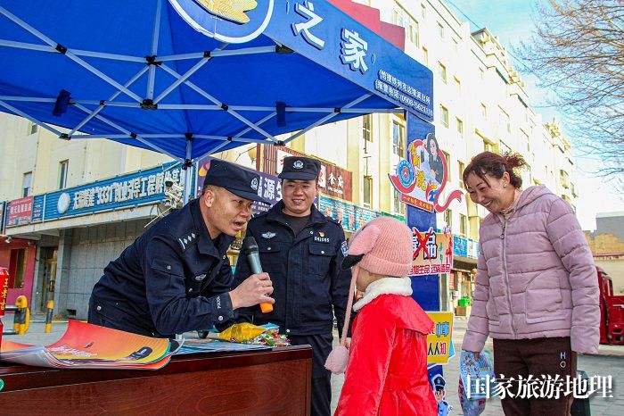 民警正在与小朋友互动。