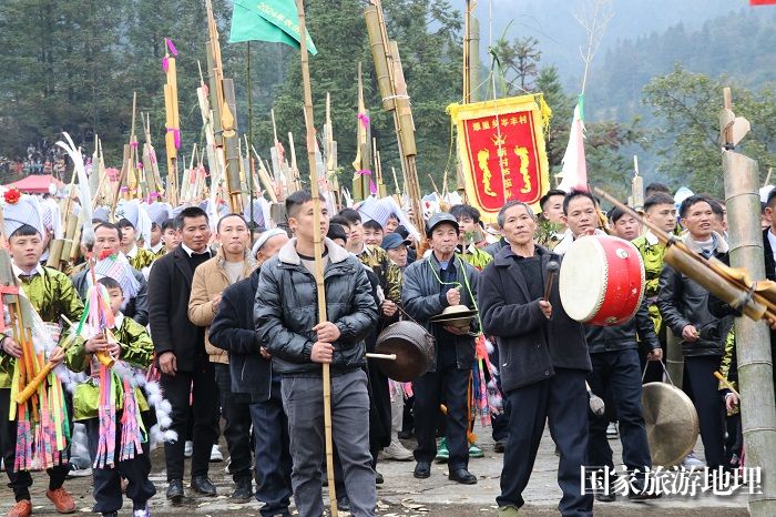 敲锣打鼓领本村芦笙队入场