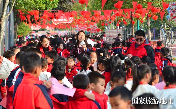 2024年1月16日，学生在贵州省从江县城关第四小学参加趣味闯关迎新春活动。 (2)