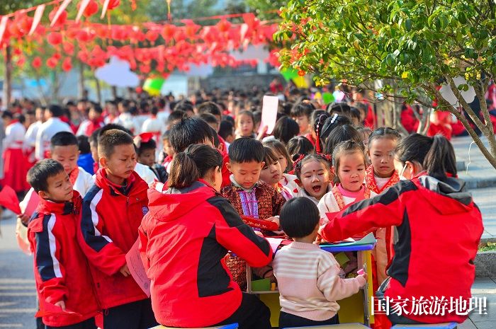 2024年1月16日，学生在贵州省从江县城关第四小学参加趣味闯关迎新春活动。 (3)