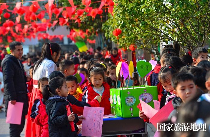 2024年1月16日，学生在贵州省从江县城关第四小学参加趣味闯关迎新春活动。 (4)