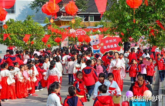 2024年1月16日，学生在贵州省从江县城关第四小学参加趣味闯关迎新春活动。 (6)