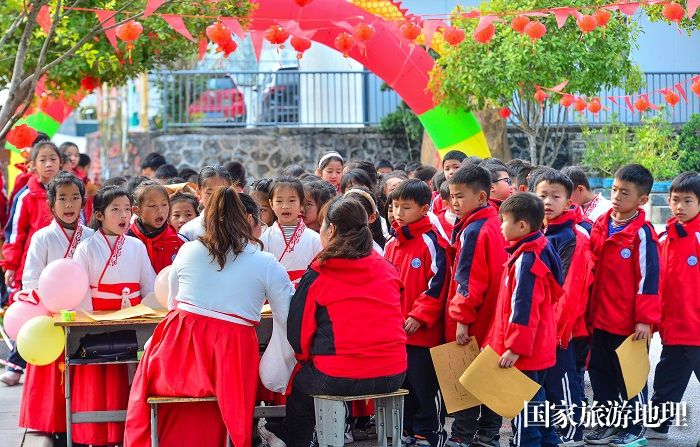 2024年1月16日，学生在贵州省从江县城关第四小学参加趣味闯关迎新春活动。 (8)